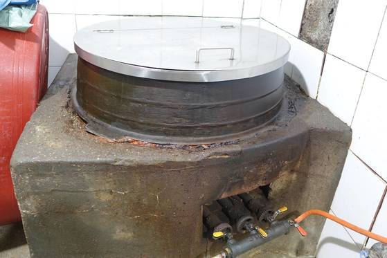 30년 넘은 형제옥의 무쇠가마솥. 음식점이 서소문건널목 땡땡거리에 있을 때 연탄 아궁이에서 쓰던 것을 이전하면서 가지고 와 계속 설렁탕을 끓이고 있다.