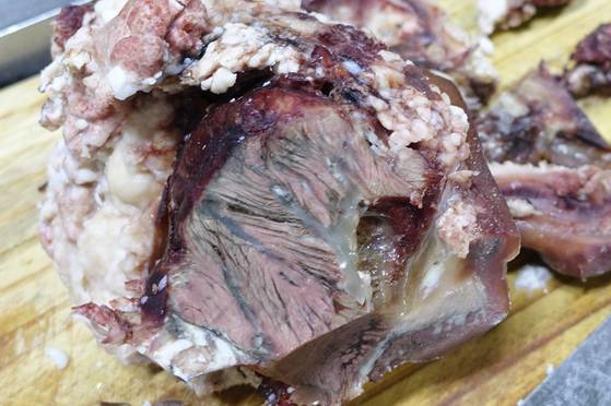 수육 한 접시를 잘라내고 남은 소머리 볼살. 머리인데도 잘라내야 하는 기름 막이 두껍다.