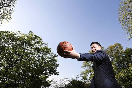 현주엽 LG 감독은 ‘마흔까지 농구에올인한 뒤 새 삶을 살겠다’던 계획을바꿨다. 선수 때 못 이룬 우승의 꿈을이루기 위해서다. [김경록 기자]