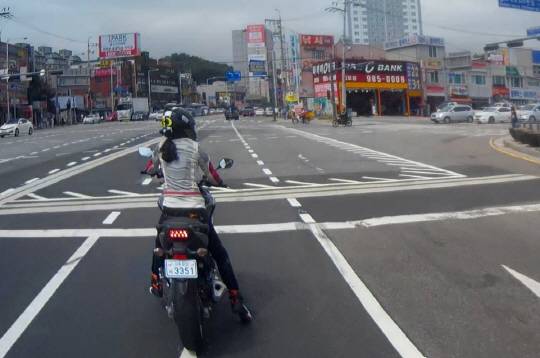 자료화면 1- 변명하자면 제 앞에서 두 차선을 오가며 갈팡질팡하던 사륜차가 막 오른쪽으로 사라진 참이었고, 저는 정차하던 참