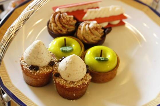 페닌슐라 애프터눈 티 3단 트레이의 맨 윗접시. 달달한 크림, 초콜릿을 기본으로 한 작은 케이크 4종류가 마련된다. 윤경희 기자