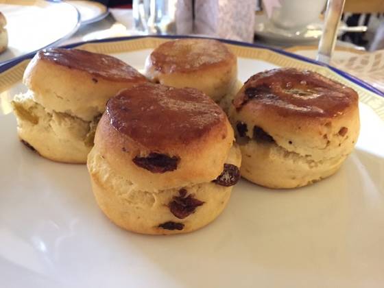 트레이 맨 밑을 89년째 차지하고 있는 스콘. 윤경희 기자