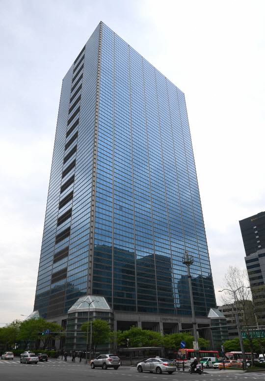 강남 테헤란로 역삼역 사거리에 서 있는 ‘강남파이낸스센터’ 전경. 애초 현대그룹의 사옥으로 개발되기 시작한 강남파이낸스센터는 IMF 외환위기 이후 미국계 사모펀드의 손에 넘어갔다가 현재는 싱가포르 국부펀드인 싱가포르투자청(GIC)이 소유하고 있다. 강남파이낸스센터는 외환위기 전후의 한국 사회와 경제의 변화를 고스란히 담고 있는 건물이다. /사진=송은석 기자