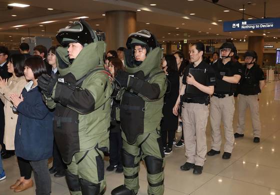 U-20 월드컵 대회(5월20~6.11) 를 앞두고 '세관 테러대응팀 발대식' 및 '페러물품 적발 모의 훈련'이 1일 인천국제공항 입국장에서 열렸다.김상선 기자