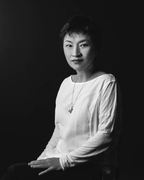 18일 뉴욕 카네기홀 공연을 앞둔 정경화 바이올리니스트가 포즈를 취햇다. [사진 뉴욕한국문화원 제공(포토그래퍼 송시영)]