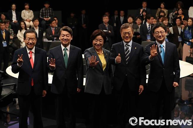 ▲ 25일 오후 경기도 고양시 일산 빛마루 방송지원센터에서 JTBC(중앙일보·한국정치학회 공동 주관) 주최로 열린 2017 19대 대통령 후보 초청 토론회에 앞서 홍준표(왼쪽부터) 자유한국당 대선 후보, 안철수 국민의당 대선 후보, 심상정 정의당 대선 후보, 문재인 더불어민주당 대선 후보, 유승민 바른정당 대선 후보가 포즈를 취하고 있다. 사진=포커스뉴스, 국회사진취재단