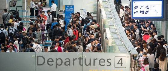 '5월 황금연휴'를 앞두고 30일 인천국제공항 출국장이 출국인파로 붐비고 있다. 5월 첫째주 근로자의 날, 석가탄신일, 어린이날 등의 휴무일이 겹치면서 이날부터 길게는 다음달 9일까지 최장 12일간의 '황금연휴'가 이어진다. 인천공항 관계자는 이번 '황금연휴'에 약 200만 명에 가까운 여행객이 인천공항을 이용할 것으로 예상했다./사진=뉴스1