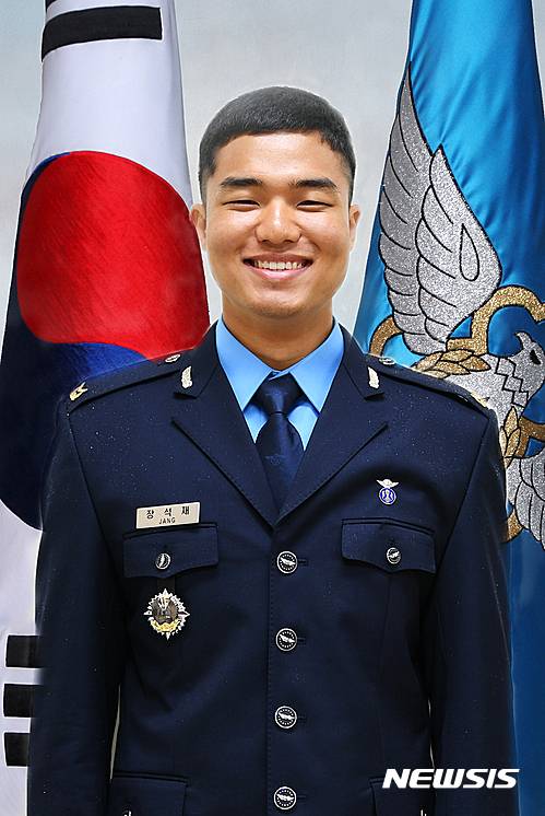 【진주=뉴시스】정경규 기자 = 2일 공군 부사관으로 임관한 장석재(21·항공구조)하사.2017.05.02.(사진=공교사 제공)   photo@newsis.com