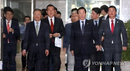 (서울=연합뉴스) 배재만 기자= 바른정당 비유승민계 의원 들이 2일 오전 국회 정론관에서 집단 탈당, 자유한국당(옛 새누리당)으로의 복당과 한국당 홍준표 후보 지지를 선언하기 위해 입장하고 있다. 2017.5.2