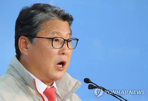 (서울=연합뉴스) 황광모 기자 = 새누리당 조원진 대선후보가 2일 오후 국회 정론관에서 바른정당 13명 탈당에 따른 자유한국당 복당과 관련한 기자회견에서 "자유한국당은 배신의 정당, 홍준표 후보는 배신자"로 규정한다고 발언하고 있다. 2017.5.2 hkmpooh@yna.co.kr