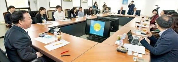 김동극 인사혁신처장(왼쪽)은 지난달 28일 경기 과천시 국가공무원인재개발원 과천분원에서 공시생들과 만나 이들의 고민과 애로점을 들었다. 인사혁신처 제공