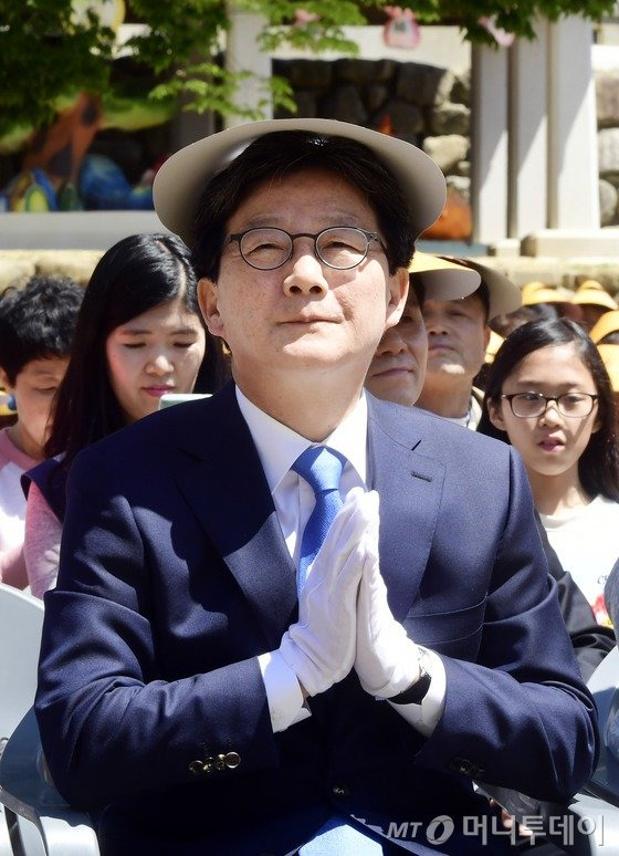유승민 바른정당 대선 후보가 부처님오신날인 3일 오전 대구 동화사에서 열린 봉축법요식 행사에 참석해 합장하고 있다.2017.5.3/뉴스1  <저작권자 © 뉴스1코리아, 무단전재 및 재배포 금지>