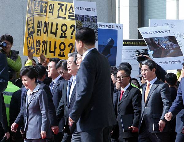 ⓒ시사IN 이명익 2014년 10월29일 박근혜 대통령이 국회에서 열린 새해 예산안 시정연설을 마치고 국회의사당 밖으로 나오자 대기 중이던 세월호 참사 유가족들이 피켓을 들고 구호를 외치고 있다.