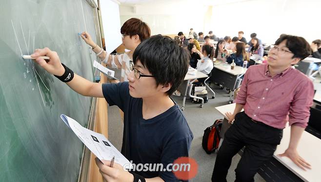카이스트 학생들이 지난 1일 학교 강의실에서 수업 내용에 관한 의견을 칠판에 쓰면서 발표를 하고 있다. 카이스트가 2012년부터 시작한 에듀케이션 3.0 수업은 교수가 이론을 설명하는 강의는 인터넷 동영상으로만 볼 수 있고, 교실에선 토론·실습·협력과제 등의 학생 참여 활동으로 진행된다. /신현종 기자