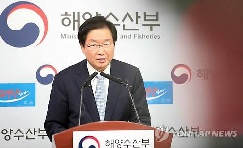 (세종=연합뉴스) 이진욱 기자 = 4일 오후 정부세종청사 해양수산부에서 김영석 장관이 SBS의 '차기 정권과 거래? 인양지연 의혹 조사' 보도와 관련, 브리핑을 하고 있다. cityboy@yna.co.kr