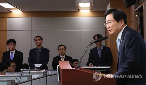 (세종=연합뉴스) 이진욱 기자 = 4일 오후 정부세종청사 해양수산부에서 직원들이 굳은 표정으로 SBS의 '차기 정권과 거래? 인양지연 의혹 조사' 보도와 관련, 김영석 장관의 브리핑을 듣고 있다. cityboy@yna.co.kr