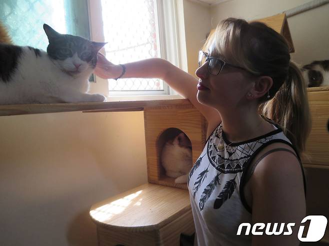 쥐스틴은 나비야사랑해 보호소를 찾아올 때마다 프랑스에 부모님과 함께 있는 반려묘 '유나'(3)가 더 많이 생각난다고 했다.© News1