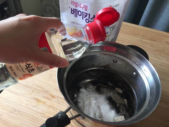 탄 냄비가 베이킹소다만으로 잘 안 닦일 때는 베이킹소다에 식초를 섞어 따뜻한 물을 부어 30분 정도 놔뒀다 닦으면 더 쉽게 그을음이 벗겨진다. 윤경희 기자