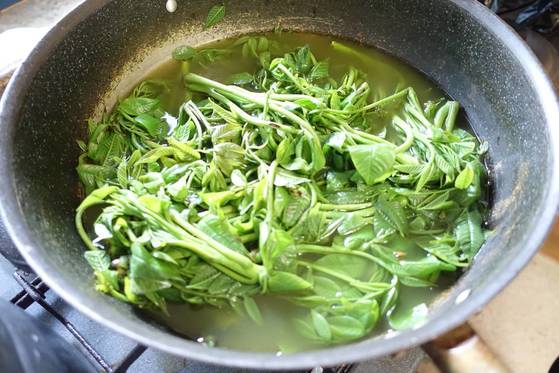 옻순 데치기: 옻순은 열에 민감하기 때문에 너무 오래 데치면 안 된다. 가열하면 옻순의 독성인 우르시올이 김으로 날아가기 때문에 김을 쐬면 옻에 오를 위험이 크다.