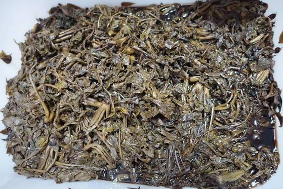 옻순간장장아찌: 간장에 담근 옻순장아찌. 옻나무를 심는 농가가 늘어 옻순이 무척 흔해졌다. 그 덕에 옻순장아찌를 담그는 것도 어렵지 않게 볼 수 있다. 옻순 생산이 많아져 지난달 29일, 전국 시장 중 유일하게 옻순을 경매하는 대전 오정농수산도매시장 경락가격은 1kg에 1만원이었다고 한다. 몇 년 전만 해도 2만원까지 나갔는데 전반적으로 가격 하락세가 크다.