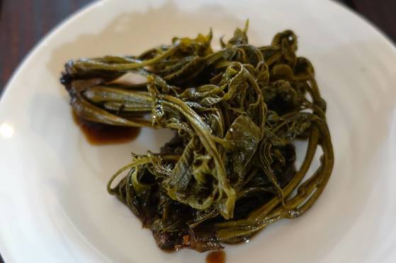 옻순간장장아찌는 이대로 반찬으로 먹어도 되지만 잘게 썰어 밥에 들기름 치고 비벼도 별미다.