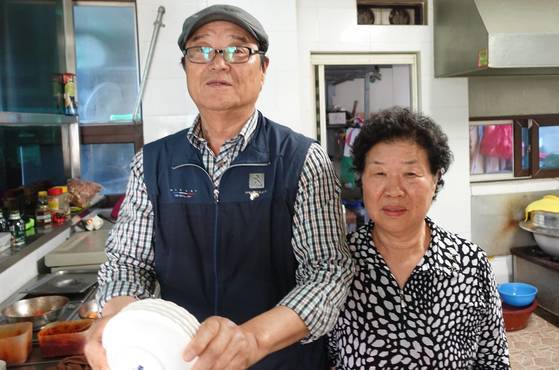 ‘미락올갱이’주인 부부: 옥천에서 올갱이 국으로 36년 내력을 자랑하는 음식점 주인 부부. 시골 이웃 주민처럼 친근한 인상인데 마음 씀씀이도 그렇다. 부인 윤옥자(69) 여사가 주방을 맡고 남편은 홀을 관리한다(남편 이름을 물어보지 못했다). 메뉴는 올갱이국(7000원/9000원)과 올갱이무침(4만원)뿐이다. 특이하게도 술은 팔지 않는다. 사다가 마시는 건 말리지 않는다. 옥천에 가면 배가 불러도 이 집을 꼭 들러서 온다.