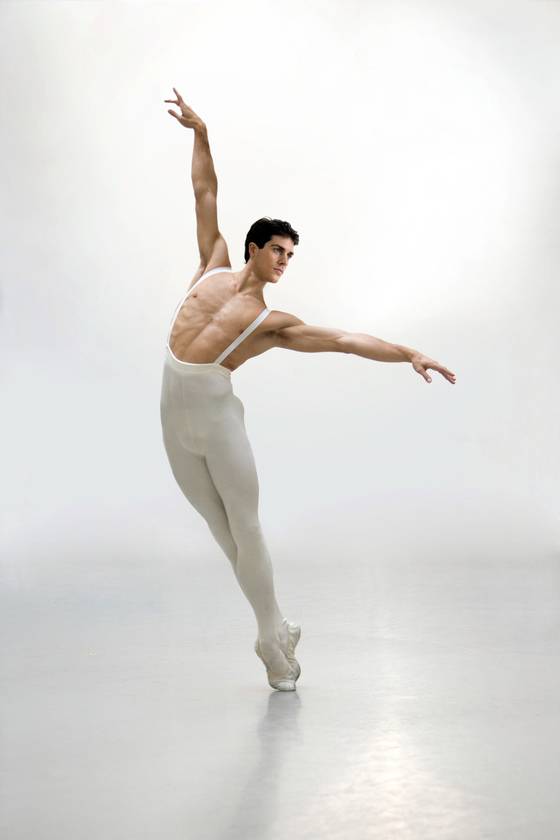 첫 내한하는 세계 최고 발레리노 로베르토 볼레.[사진제공=유니버설발레단]