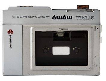 워크맨 출시 이후 휴대용 카세트 테이프 돌풍은 세계를 휩쓸었다. 한국도 마찬가지였다. 삼성전자, LG전자 등이 자체 휴대용 카세트 테이프 플레이어를 내놨다. 사진은 삼성의 카세트 플레이어 '마이마이'.