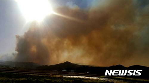【강릉=뉴시스】김경목 기자 = 6일 오후 4시께 강원 강릉시 성산면 보광리 야산에서 원인이 밝혀지지 않은 산불이 발생해 연기가 피어오르고 있다. 2017.05.06. (사진=독자 제공)    photo@newsis.com