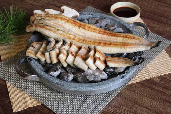 갯벌장어는 민물장어보다 식감이 쫄깃하고 담백하다. 사진은 장어를 잡아 3일간 숙성시켜 구워 육질이 더 쫄깃한임학순원주추어탕의 장어구이.[사진 임학순원주추어탕]