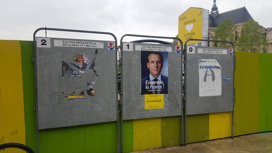 결선투표가 실시된 7일 프랑스 파리 중심가 투표소 인근 게시판에 극우 마린 르펜 후보의 선거벽보가 심하게 훼손돼 있다. 오른쪽은 에마뉘엘 마크롱 후보의 벽보. 파리=김성탁 특파원
