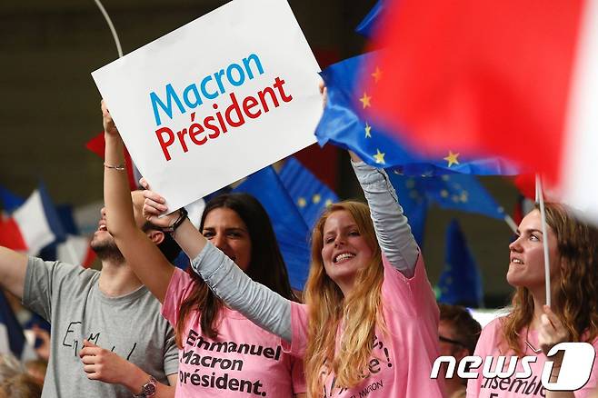 제25대 프랑스 대통령에 당선된 에마뉘엘 마크롱의 젊은 지지자들. © AFP=뉴스1