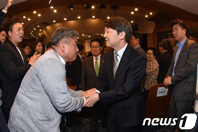 안철수 국민의당 대선후보가 19대 대선 투표일인 9일 오후 서울 여의도 국회 헌정기념관에 마련된 국민의당 선대위 개표상황실 방문 후 지지자들과 인사를 나누고 있다. 2017.5.9/뉴스1 © News1 송원영 기자