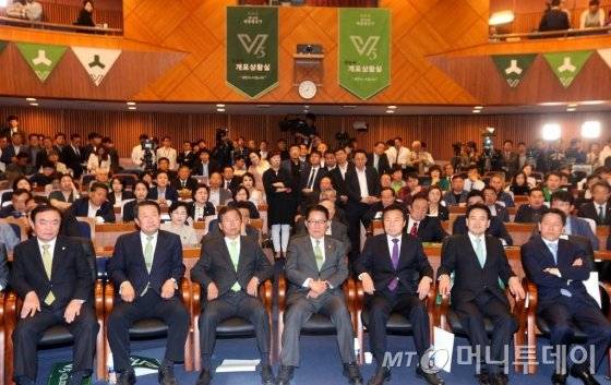 국민의당 박지원 대표, 손학규 상임선대위원장, 천정배 공동선대위원장을 비롯한 당 관계자들이 9일 밤 서울 여의도 국회에서 개표방송 출구조사를 지켜보고 있다. /사진=홍봉진 기자