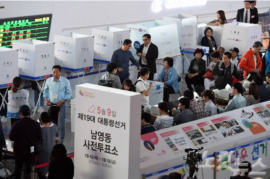 19대 대통령선거 사전투표일인 지난 4일 오전 서울역 대합실에서 시민들이 투표를 하고 있다. (사진=황진환 기자)