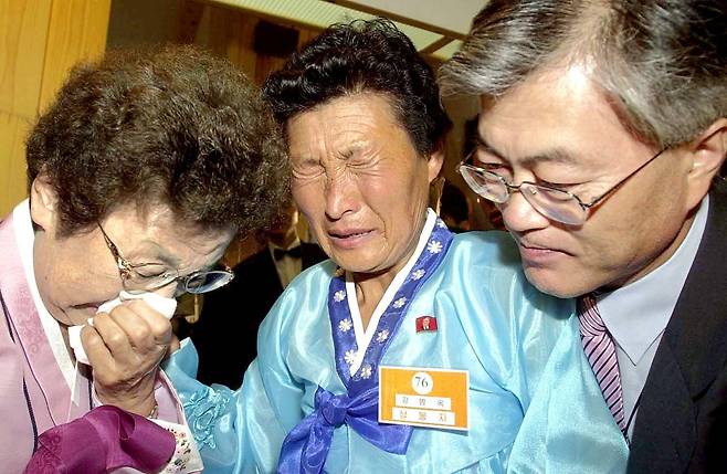 지난 2004년 7월 11일 문제인 청와대 사회문화수석이 어머니 강한옥씨와 함께 금강산 온정각에서 열린 제10차 이산가족 상봉단에 참석, 이모 강병옥(가운데)씨를 만나 눈물을 흘리고 있다.
