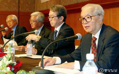 지난 2004년 12월 고(故) 유민(維民) 홍진기 전 중앙일보 회장의 뜻을 기리기 위한 '제6회 유민 기념 강연회'에 참석한 첸치천(錢其琛·맨 오른쪽) 전 중국 부총리. [중앙포토]