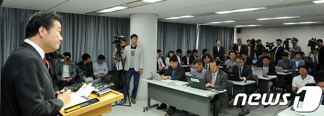 이낙연 국무총리 후보자가 11일 오전 전남 무안군 전남도청에서 전남지사 퇴임 기자회견을 하고 있다. 2017.5.11/뉴스1 © News1 남성진 기자