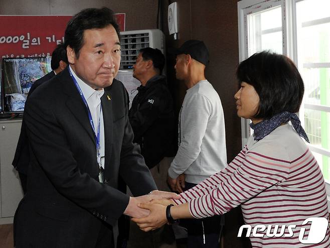 이낙연 국무총리 후보자가 11일 오후 세월호가 거치된 전남 목포신항을 방문해 미수습 가족들과 만나 인사를 나누고 있다. 2017.5.11/뉴스1 © News1 남성진 기자