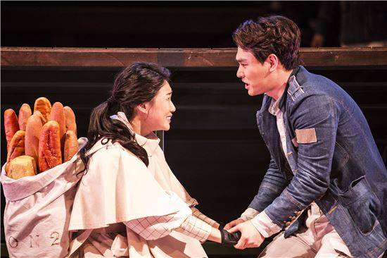 전쟁터를 찾은 록산느(왼쪽)와 크리스티앙의 재회 장면.