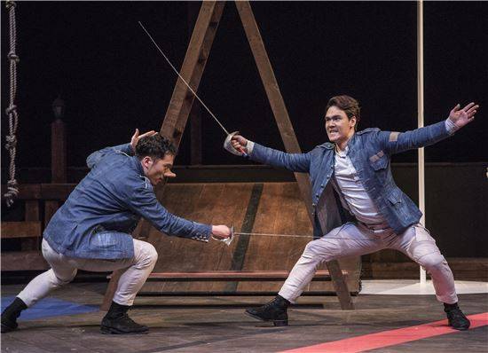 시라노(왼쪽)과 크리스티앙의 결투 장면.