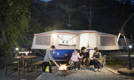 월악산 국립공원 닷돈재 풀옵션 야영장은 4종류 텐트가 46동 설치돼 있어 편하다. 부모는 장비 부담 없어 여유롭고 아이들은 쾌적한 환경에서 캠핑을 즐길 수 있다. 트레일러형 폴딩텐트에서 쉬고 있는 가족의 모습. 장진영 기자