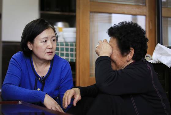 김정숙 여사가 고 김남두 독립유공자의 며느리인 김양강 할머니에게 도다리쑥국을 대접한 뒤 이야기를 듣고 있다. [중앙포토]