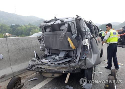 (평창=연합뉴스) 11일 오후 3시 28분께 강원 평창군 봉평면 진조리 영동고속도로 인천 방향 173.6㎞ 지점에서 고속버스가 앞서 가던 스타렉스 승합차를 들이받았다. 이 사고로 승합차에 타고 있던 노인 3명이 숨지고 5명이 중경상을 입었다. 사진은 처참하게 파손된 사고 승합차. 2017.5.11 [독자제공=연합뉴스]      jlee@yna.co.kr