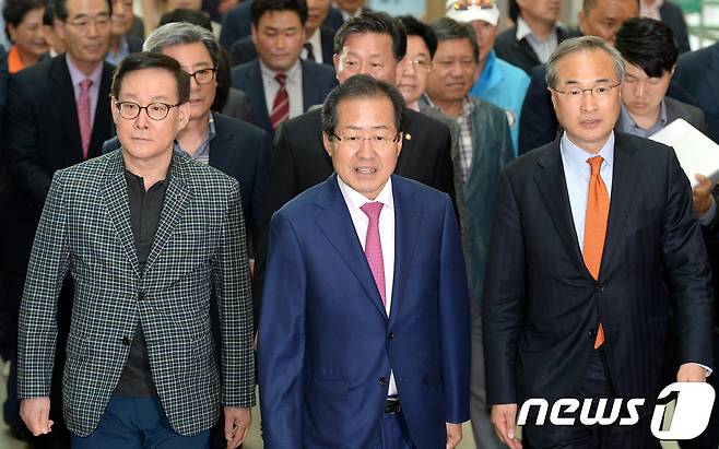 홍준표 전 경남지사가 12일 오후 인천국제공항에서 미국 LA로 출국하고 있다. 홍 전 지사는 취재진의 당대표에 도전할 의사가 있느냐는 질문에 "당권에 도전할 의사가 없다"고 밝혔다. 2017.5.12/뉴스1 © News1 박세연 기자