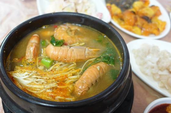 ‘수봉식당’의 대표 음식 해물탕에는 딱새우·민꽃게·중새우 외에 다른 해물은 들어간 게 없다. 보통의 해물탕보다 부실한 듯 보이지만 국물은 시원하고 구수하다.