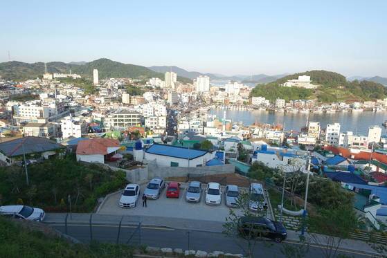 서피랑 동쪽 전망대에서 본 동피랑과 강구안 너머 남망산공원. 가운데 바닷물이 끝나는 곳이 활어노점으로 유명한 중앙시장이다.