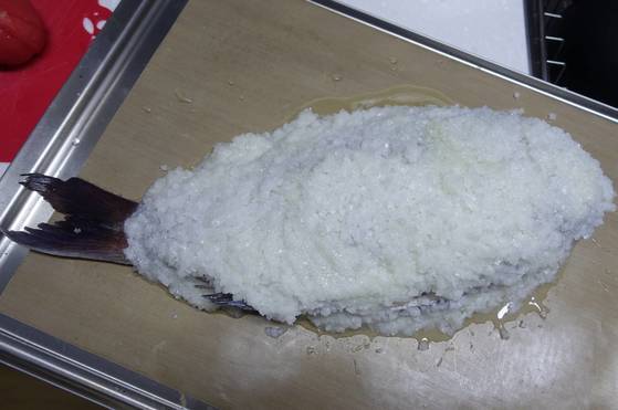 참돔 내장과 아가미를 제거한 다음 배에 통마늘과 로즈마리를 넣고 계란 흰자로 반죽한 소금을 발라 오븐에 구울 준비를 마쳤다. 참돔은 몸길이 35cm 정도로 살아 있던 것을 샀다.