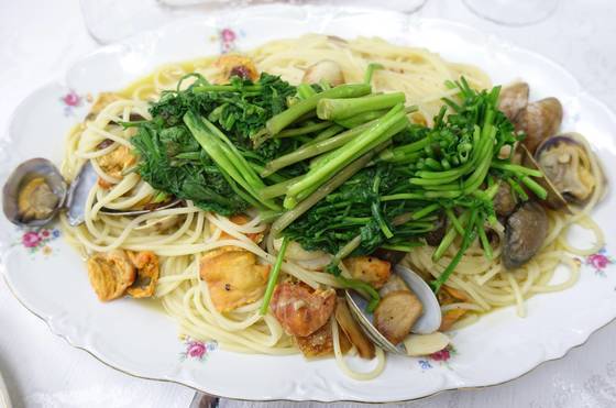 미더덕·미나리가 들어가 임시 이름을 ‘미미파스타’라고 정했다. 이질적일 것 같은 재료인데 김현정 셰프 손을 거치자 서로 잘 어울려 맛이 딱 떨어진다. 미더덕에서 풍기는 바다 향이 은은하다. 그는 통영에만 있는, 통영에 와야 먹을 수 있는 음식 개발에 몰두하고 있다. 이 음식은 내가 처음 시식을 했다.