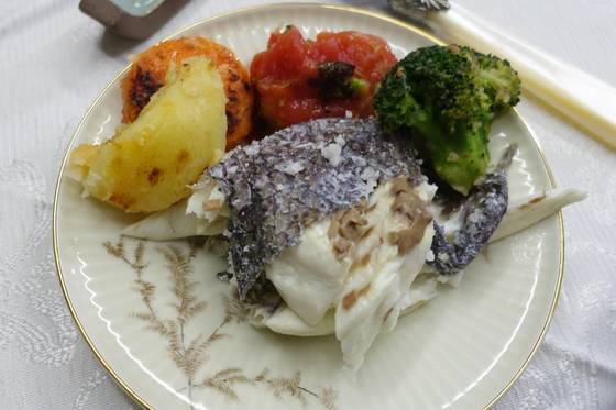 소금으로 몸통을 둘러싸서 구운 참돔에서 발라낸 살. 반은 삶고 반은 구운 감자·당근·대저토마토·브로콜리 가니쉬와도 맛이 잘 맞았다.